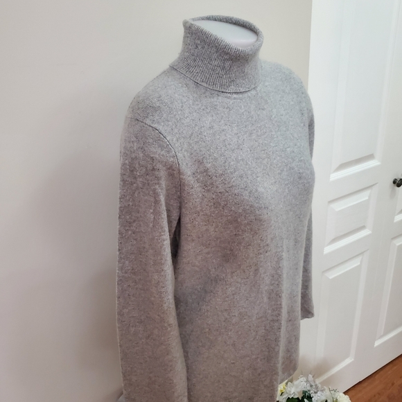 Ladies CASHMERE Gray Sweater - Picture 3 of 15